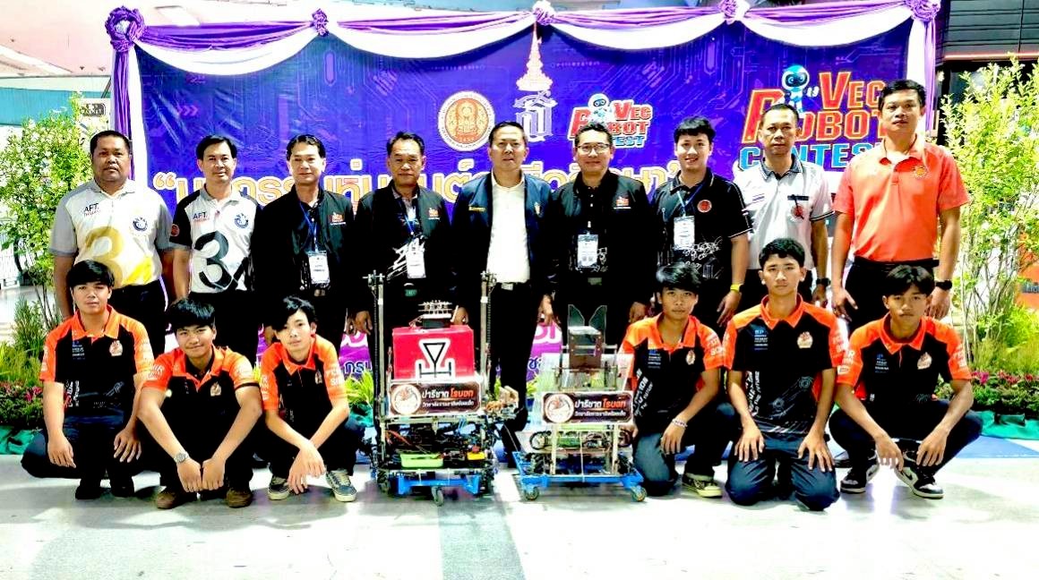 รองศึกษาธิการภาค สำนักงานศึกษาธิการภาค 2 ให้กำลังใจและคำปรึกษาทีมหุ่นยนต์ปาริชาตโรบอท